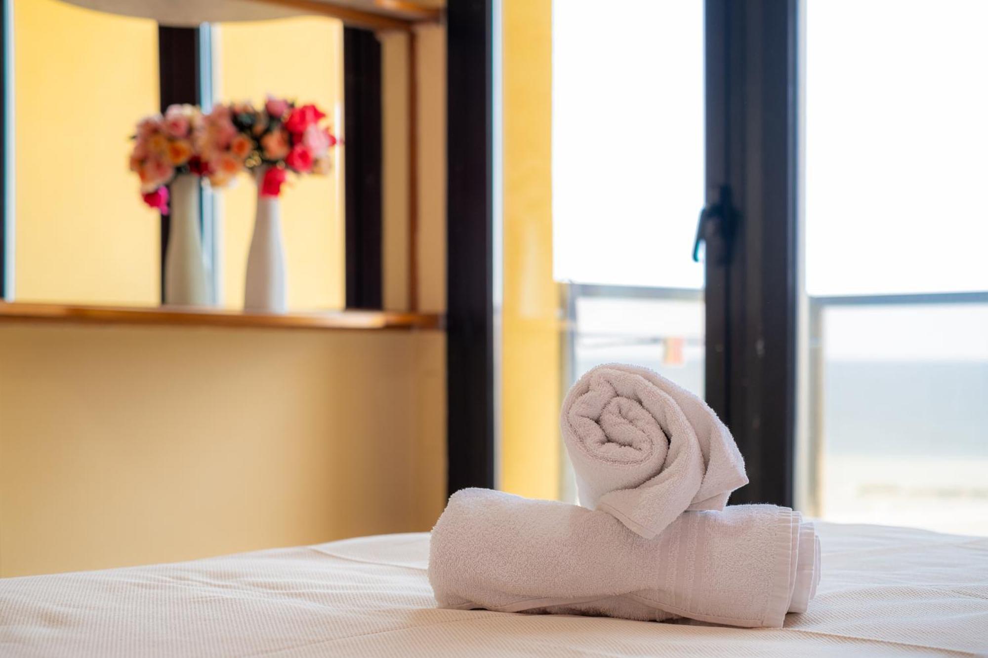 Hotel Crown ริมินี ภายนอก รูปภาพ