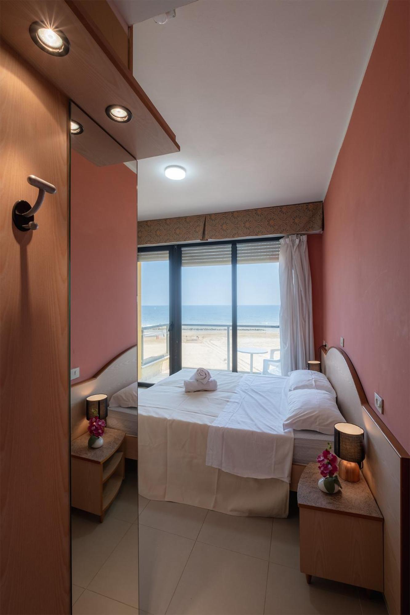 Hotel Crown ริมินี ภายนอก รูปภาพ