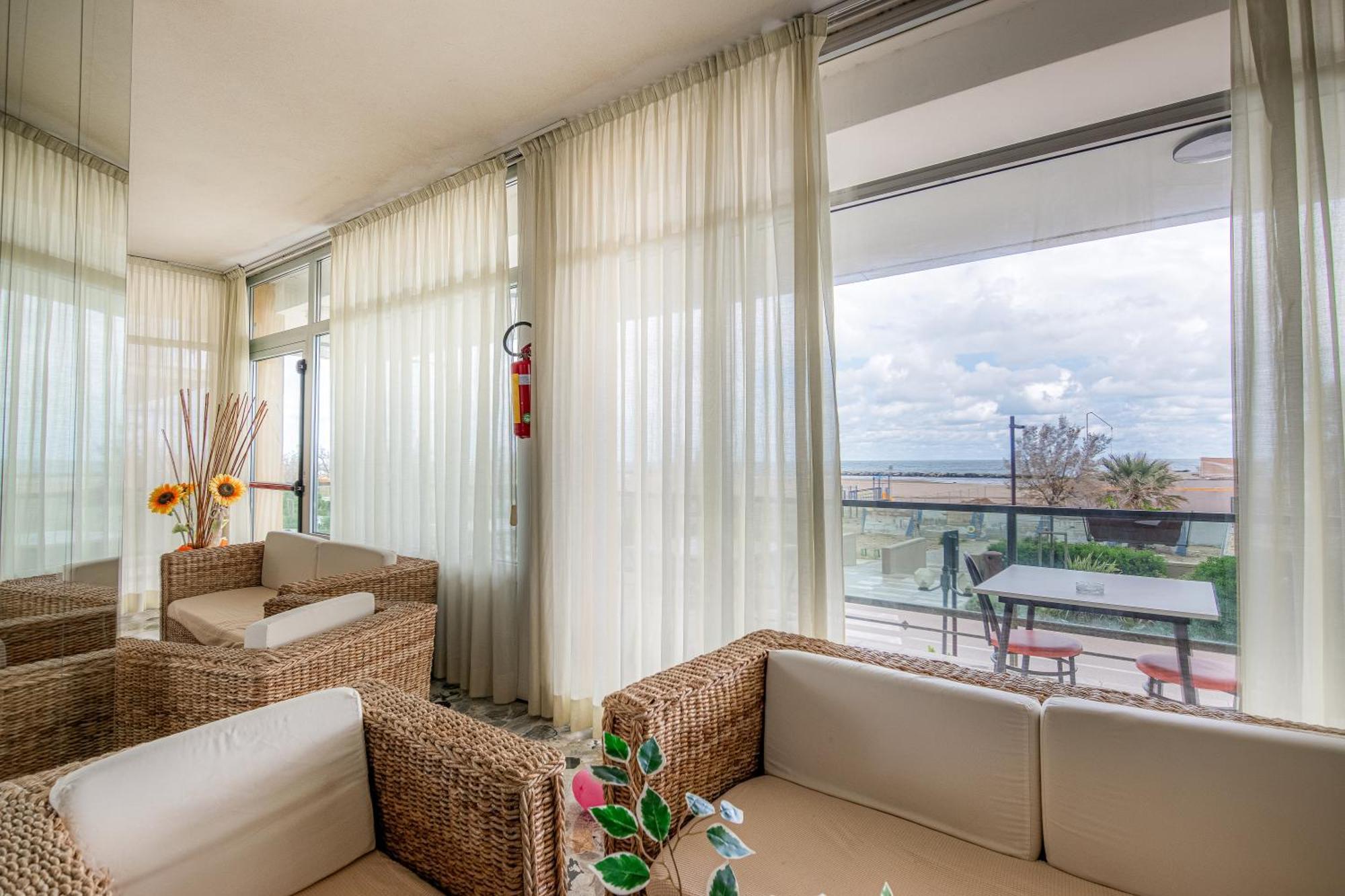 Hotel Crown ริมินี ภายนอก รูปภาพ