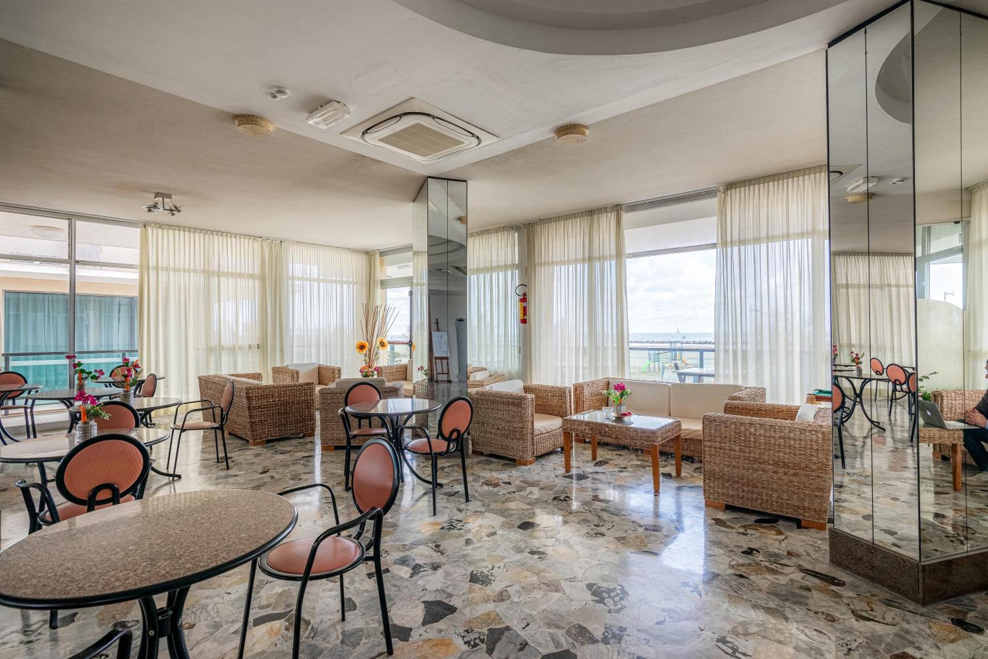 Hotel Crown ริมินี ภายนอก รูปภาพ